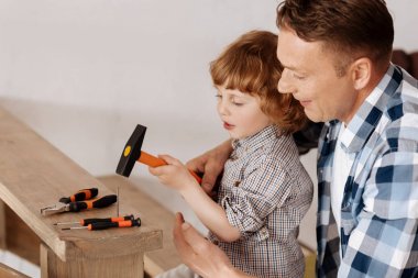 Olumlu memnun adam oğluna yardım