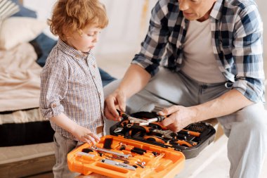 Aletleri ararken dikkatli çocuk portresi