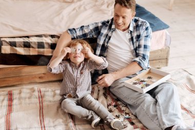 Bulmacalar ile oynayan komik çocuk