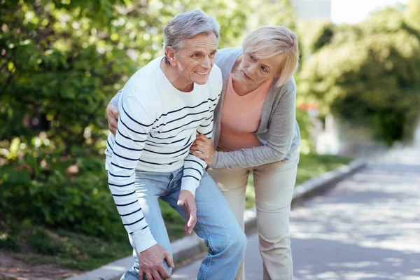 Pensionato sensazione di stress da dolore all'aperto — Foto Stock