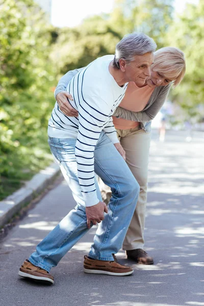 Pensionar epuizat care suferă de durere în genunchi în aer liber — Fotografie, imagine de stoc