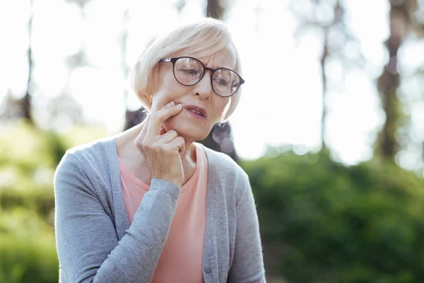 Ratloser Rentner mit Zahnschmerzen im Freien — Stockfoto