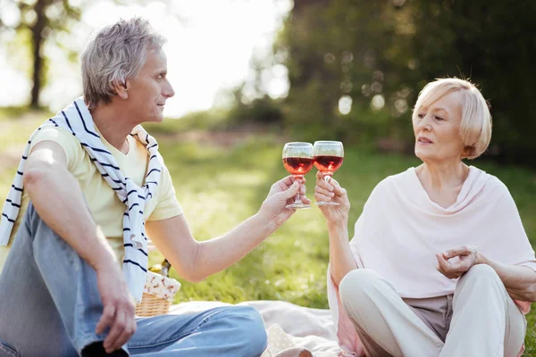 Задоволена стара пара насолоджується пікнік на відкритому повітрі — стокове фото