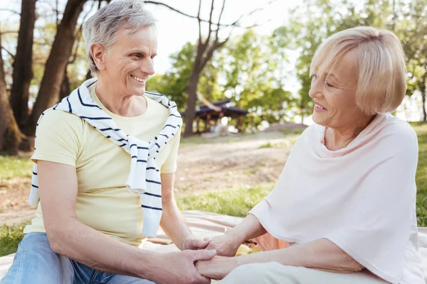 Pensionistas amorosos expresándose amor al aire libre — Foto de Stock