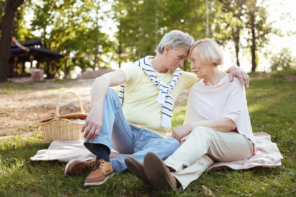 Веселые пенсионеры делятся любовью в парке — стоковое фото