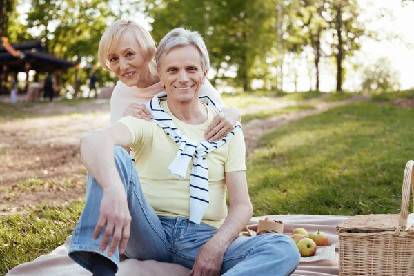 Чудові пенсіонери діляться щастям на пікніку — стокове фото