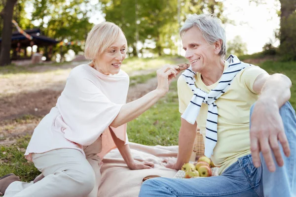 Χαρά συνταξιούχοι απολαμβάνουν πικ-νικ στο πάρκο — Φωτογραφία Αρχείου