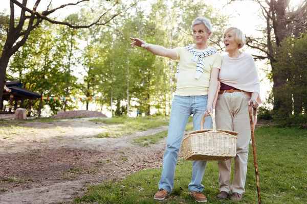 Позитивные пенсионеры ищут место для пикника на открытом воздухе — стоковое фото