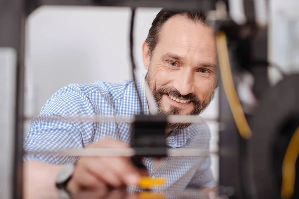 Felice uomo positivo che lavora con la tecnologia 3d — Foto Stock