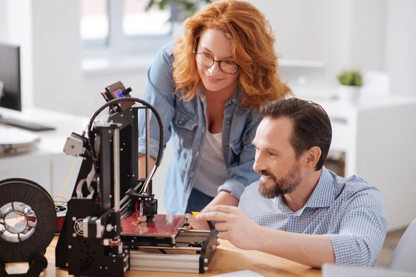 Szép szakmai tervezők vizsgálat a 3D-s nyomtató — Stock Fotó