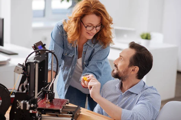Boldog kellemes nő vesz egy 3D-s objektum nyomtatása — Stock Fotó