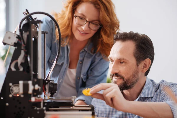 Un bărbat pozitiv încântat care deține un detaliu al imprimantei 3D — Fotografie, imagine de stoc