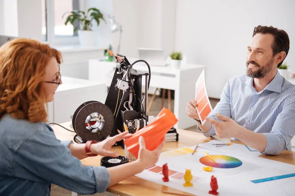 Feliz diseñador creativo apuntando al color naranja — Foto de Stock