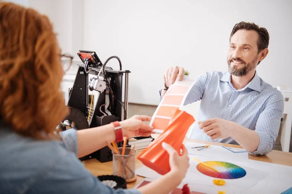 Hombre guapo y guapo ayudando a su colega a elegir el color — Foto de Stock