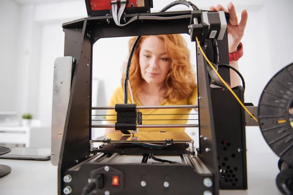 Focus selettivo di una macchina da stampa 3D — Foto Stock