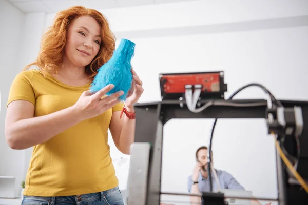 Mooi goed uitziende vrouw houden een blauwe vaas — Stockfoto