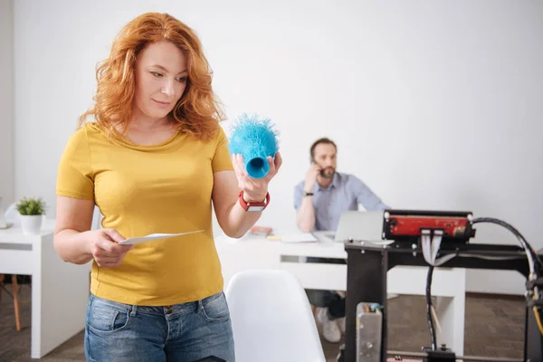 Professionelle Designerin überprüft die Vase — Stockfoto