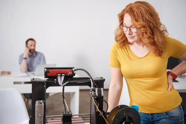 Aangename slimme ontwerper kijken naar de 3d drukmachine — Stockfoto
