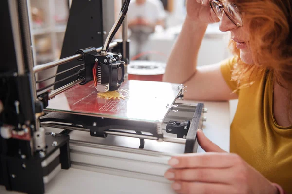 Primer plano de una impresora 3D trabajando — Foto de Stock