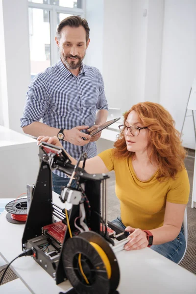 Gelukkig aangename man die achter zijn collega — Stockfoto