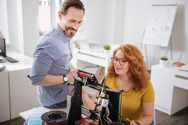 Nice trevlig team av formgivare som arbetar tillsammans — Stockfoto