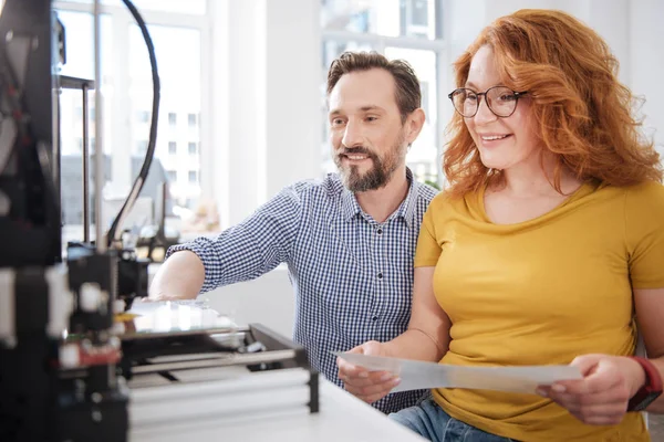 Alegre 3d diseñadores trabajando en su proyecto — Foto de Stock