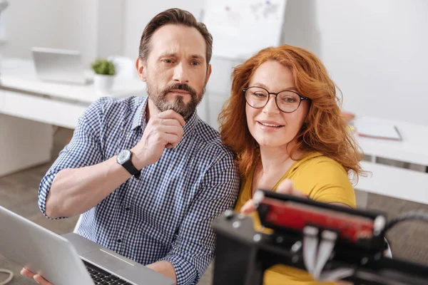 Allvarlig omtänksamma man tittar på den 3d-skrivaren — Stockfoto