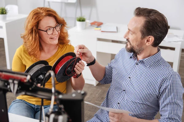 Agradable hombre agradable comprobar la calidad del filamento — Foto de Stock