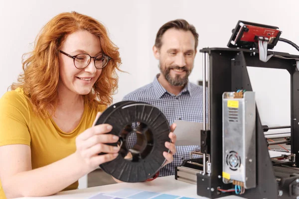 Blij positieve vrouw met een gloeidraad spoel in haar handen — Stockfoto