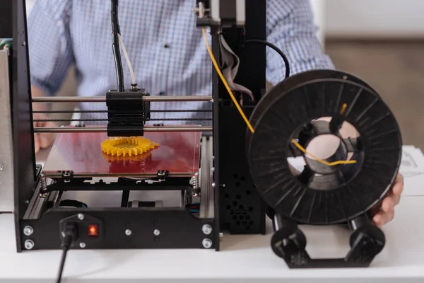 Primer plano de una impresora 3D que crea un nuevo objeto — Foto de Stock