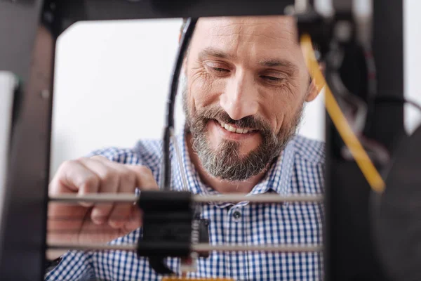 Feliz diseñador encantado de trabajar con una impresora 3d — Foto de Stock