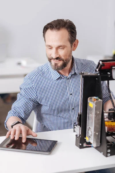 Tablet screen tuşuna basılmasıyla neşeli sakallı adam