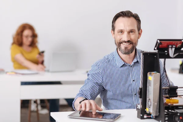 Fröhlicher, fröhlicher Mann auf der Suche nach neuen Ideen — Stockfoto