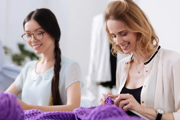 Pěkně usmívající se ženy těší pletená — Stock fotografie