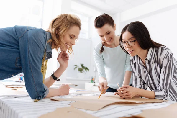 Unga designers diskutera placeringen av mönster — Stockfoto