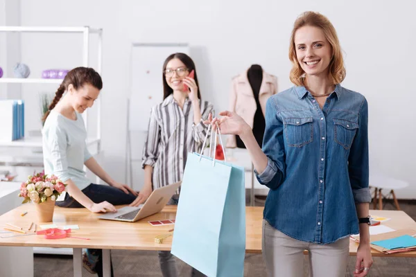 Hübsche Frau posiert mit einer blauen Tasche — Stockfoto