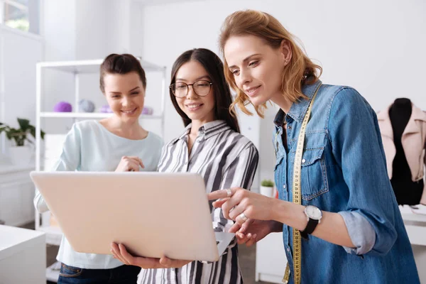 Jóvenes sastres revisando la retroalimentación — Foto de Stock