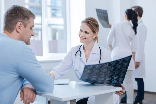 Optimistischer Neurologe berät Patientin im Krankenhaus — Stockfoto