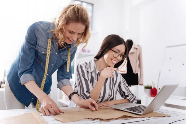 Glad atelier anställda arbetar tillsammans — Stockfoto