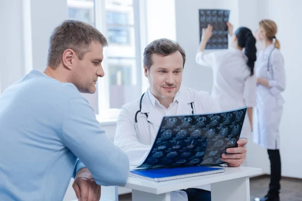 Thérapeute charismatique consultant patient dans l'armoire médicale — Photo