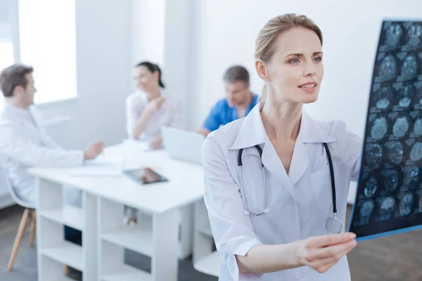 Radiologista inteligente examinando o resultado da tomografia computadorizada no laboratório — Fotografia de Stock