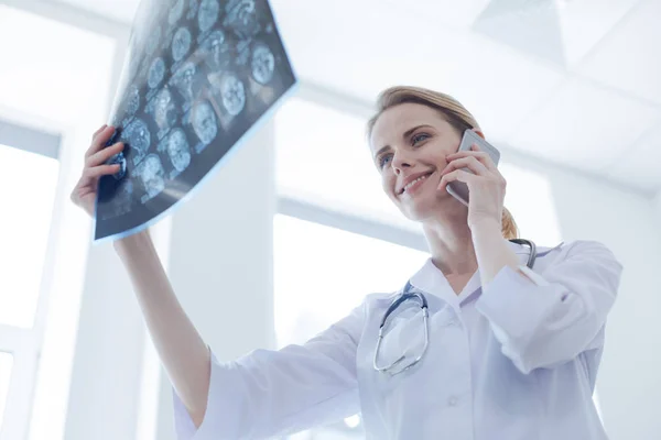 Radiologista feliz analisando raio-x cerebral no laboratório — Fotografia de Stock