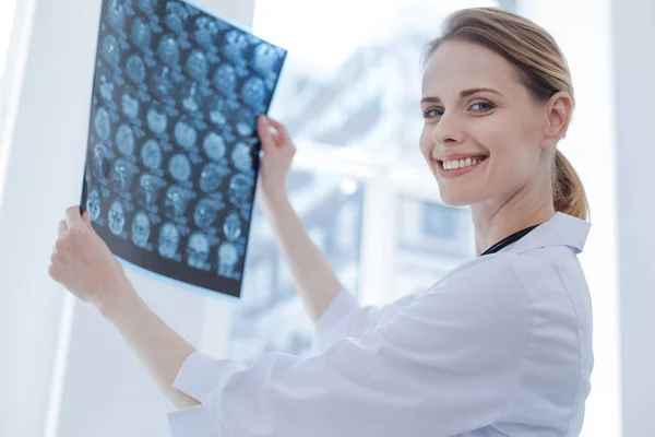 Especialista em raios X feliz examinando os resultados das radiografias no laboratório — Fotografia de Stock