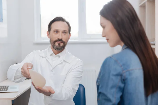 Erfolgreicher fortgeschrittener plastischer Chirurg berät seinen Klienten — Stockfoto