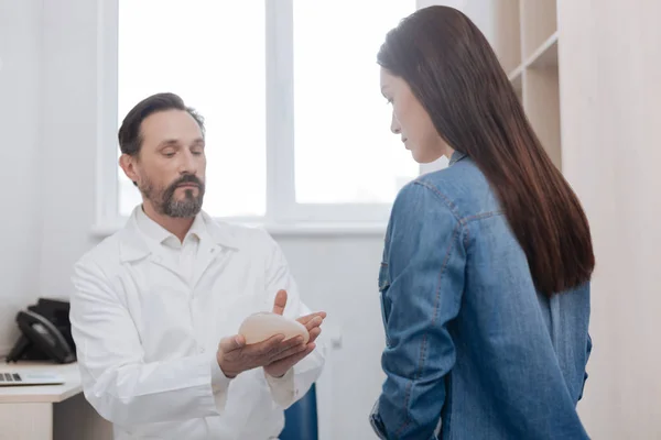 Yordamı açıklayan deneyimli tanınmış doktor — Stok fotoğraf