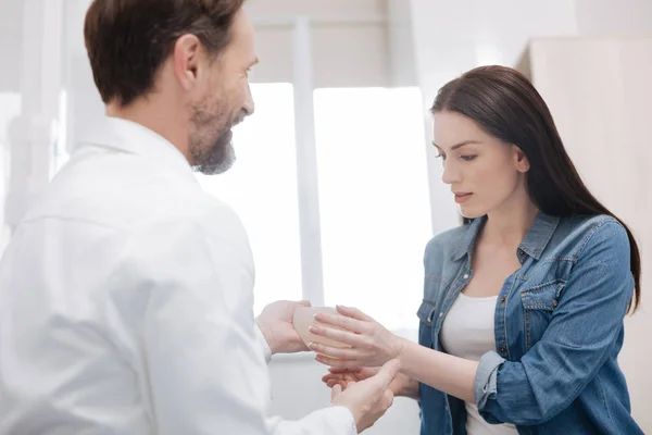 Jeune femme fascinée sentant l'implant mammaire — Photo