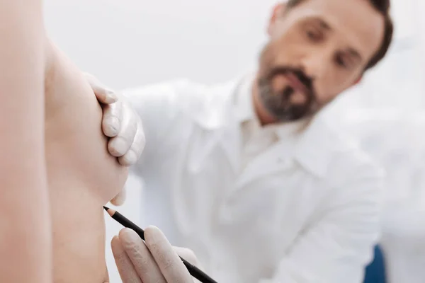 Surgeon applying marking before surgery — Stock Photo, Image