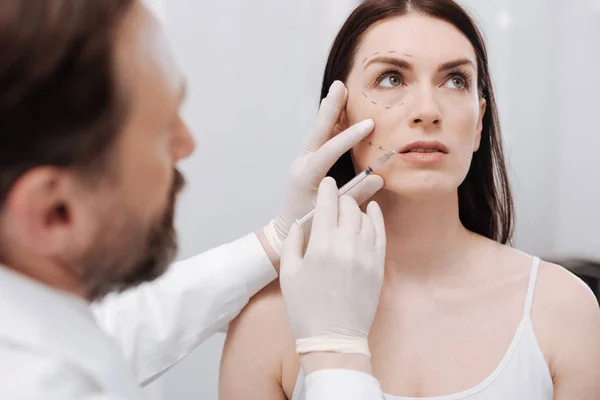 Verdadeira beleza profissional injetando botox — Fotografia de Stock