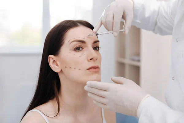 Signora fidando il suo volto al professionista — Foto Stock