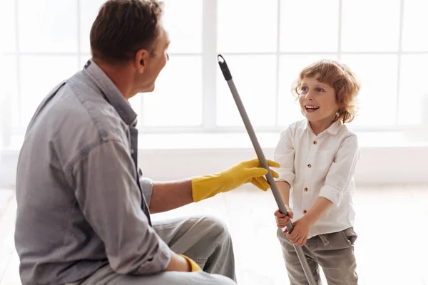 Happy kid looking at his daddy — Stock Photo, Image